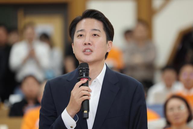 개혁신당 이준석 대선 후보가 3일 방송 3사 출구조사 발표를 확인한 뒤 서울 국회 여의도 의원회관에 마련된 당 개표상황실에 도착해 소감을 밝히고 있다 사진연합뉴스