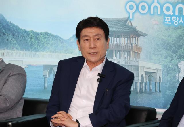 이강덕 포항시장이 4일 오전 10시 30분 시청 브리핑룸에서 기자 간담회를 열고 지역 경제 활력 회복과 민생 안정을 위한 시정 운영 방향을 밝히고 있다 사진포항시