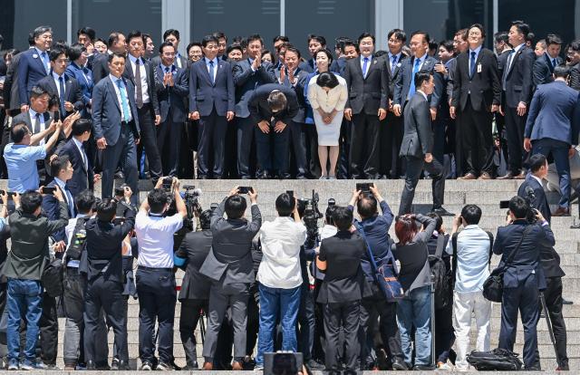 이재명 대통령 내외가 4일 서울 여의도 국회에서 취임식을 마치고 본청 계단 앞으로 나와 시민들에게 인사하고 있다 20250604사진유대길 기자 dbeorlf123ajunewscom
