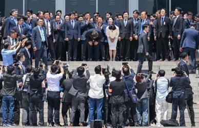 빨강·파랑 넥타이 맨 이재명...국민통합 강조한 약식 취임식 