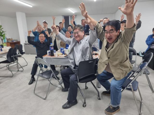 동해시 효가동에 위치한 더불어민주당 사무실에서는 환호와 함께 기쁨을 나누는 대선 승리의 목소리가 퍼지고 있다 사진이동원 기자