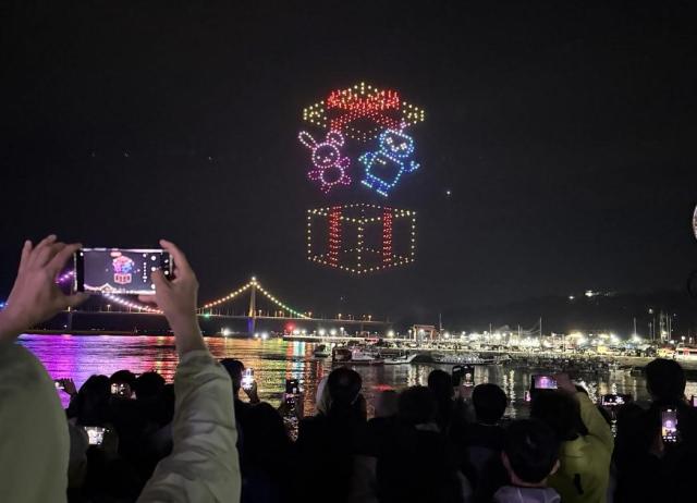 고흥군은 오는 6월 7일 저녁 9시 녹동항 바다정원 일원에서 ‘2025대 드론쇼’를 개최한다 사진고흥군