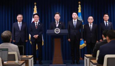 李在明携首批幕僚集体亮相