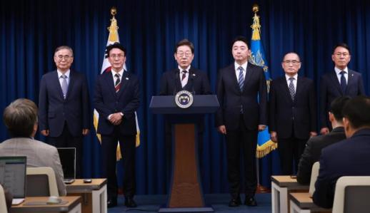 李在明携首批幕僚集体亮相