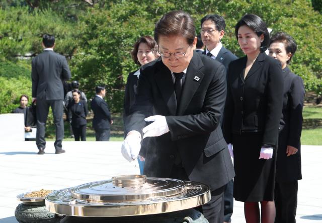이재명 대통령이 4일 서울 동작구 국립서울현충원에서 현충탑을 참배하며 분향하고 있다 YONHAP