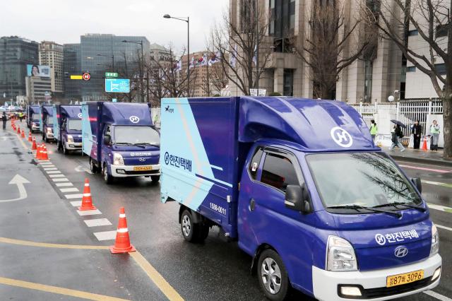 Hanjin Logistics delivery trucks carrying personal belongings for participants of the 2025 Seoul Marathon March 16 2025 Courtesy of Hanjin Logistics
