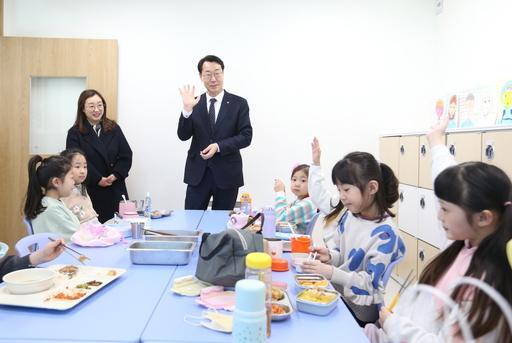 정명근 화성특례시장이 다함께 돌봄센터에 방문해 돌봄현장을 점검하고 있다 사진화성시