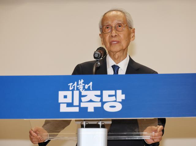 더불어민주당 윤여준 상임총괄선대위원장이 4일 서울 여의도 국회 의원회관에서 열린 더불어민주당 중앙선거대책위원회 해단식에서 발언하고 있다사진연합뉴스