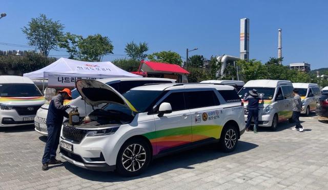한국도로공사 대구경북본부 직원이 4일 대구염색공단 공영주차장에서 차량 정비를 하고 있다 사진한국도로공사