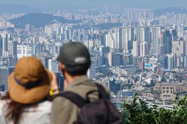 서울 남산에서 시민들이 주택들을 바라보고 있다 사진연합뉴스