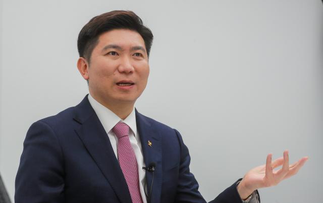 유승민 대한체육회장이 서울 종로구 아주경제 본사를 찾아 인터뷰하고 있다 사진아주경제DB