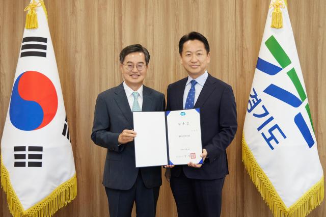 김동연 경기도지사가 고영인 경제부지사에게 임용장 수여 후 기념촬영을 하고 있다 사진경기도