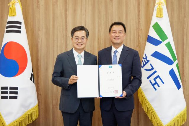 김동연 경기도지사가 윤준호 정무수석에게 임용장 수여 후 기념촬영을 하고 있다 사진경기도