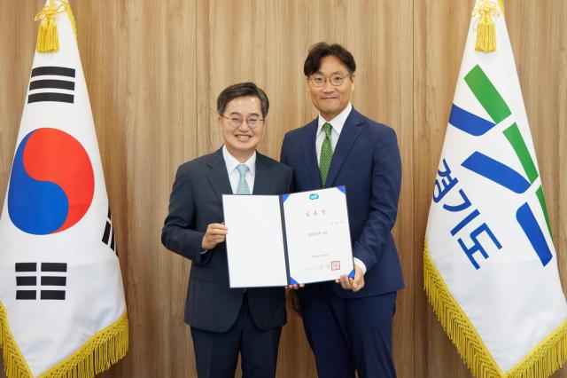 김동연 경기도지사가 안정곤 정책수석에게 임용장 수여 후 기념촬영을 하고 있다 사진경기도