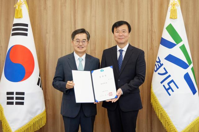 김동연 경기도지사가 박용진 협치수석에게 임용장 수여 후 기념촬영을 하고 있다 사진경기도