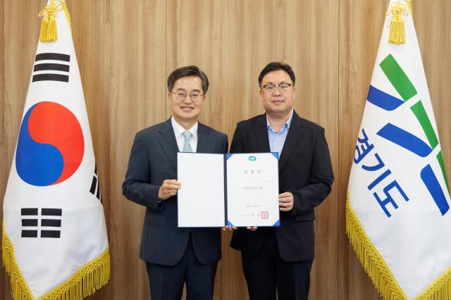 김동연 경기도지사가 강권찬 기회경기수석에게 임용장 수여 후 기념촬영을 하고 있다 사진경기도