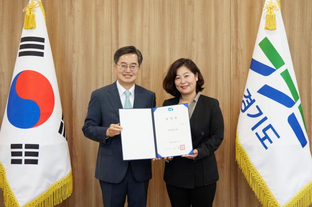김동연 경기도지사가 조혜진 비서실장에게 임용장 수여 후 기념촬영을 하고 있다 사진경기도
