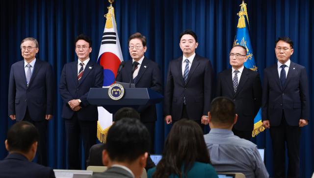 Tổng thống Lee Jae-myung đang công bố những nhân sự đầu tiên được bổ nhiệm của chính phủ mới tại tòa nhà văn phòng tổng thống ở Yongsan Seoul vào ngày 462025 từ trái sang Lee Jong-seok ứng cử viên cho chức Giám đốc Cơ quan Tình báo Quốc gia Kim Min-seok ứng cử viên cho chức Thủ tướng Kang Hoon-sik Chánh văn phòng tổng thống Wi Sung-lac Cố vấn an ninh quốc gia và Hwang In-kwon Giám đốc Cơ quan An ninh Tổng thống ẢnhYonhap News