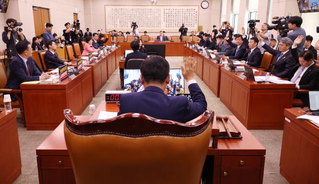 14일 서울 여의도 국회에서 열린 법원조직법·공직선거법·헌법재판소 등을 심사하는 법제사법위원회 전체회의에서 공직선거법 일부개정법률안을 거수 표결하고 있다사진연합뉴스