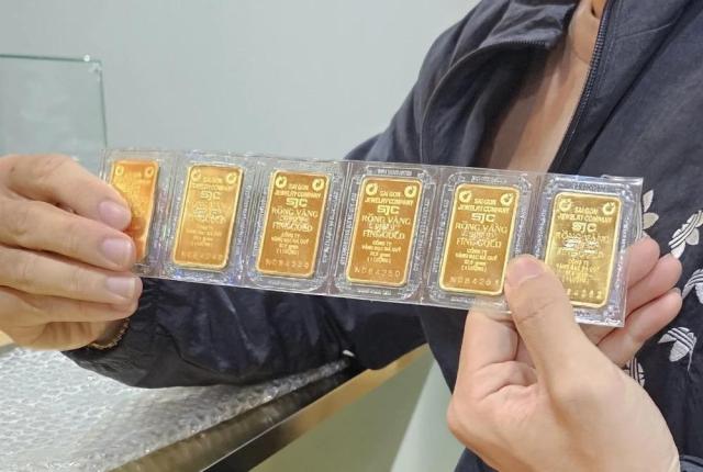 베트남 호찌민시 비엣콤은행에서 금괴를 구매하는 사람들 사진베트남통신사