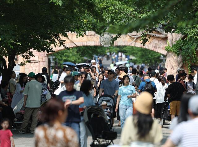 제21대 대통령 선거일인 지난 3일 서울 광진구 어린이대공원에서 시민들이 나들이를 즐기고 있다 사진연합뉴스