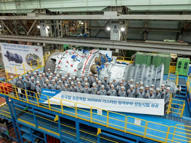 지난 4일 두산에너빌리티 창원 본사에 구축한 가스터빈 전용 시험장에서 개최된 380MW급 가스터빈 정격부하 성능시험 성공 기념식에서 정연인 부회장 손승우 파워서비스BG장 등 주요 임직원이 기념사진을 촬영하고 있다 사진두산에너빌리티