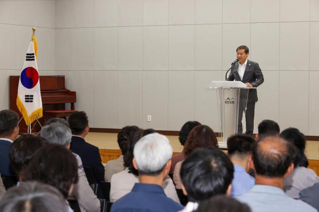전춘성 진안군수가 5일 명칭이 변경된 ‘직원 만남의 날’에서 인사말을 하고 있다사진진안군
