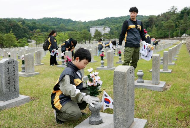 KB국민은행 호국보훈의 달 맞아 국립서울현충원 묘역 관리 봉사활동 진행 사진국민은행
