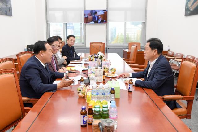 이권재 오산시장이 지난해 10월 김선교 국민의힘 의원을 만나 현안 논의를 하고 있는 모습 사진오산시