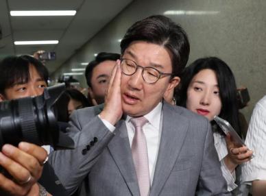 [슬라이드 포토] '원내대표 사퇴' 권성동, 몰려든 취재진 카메라에 얼굴 부딪혀 고통 호소