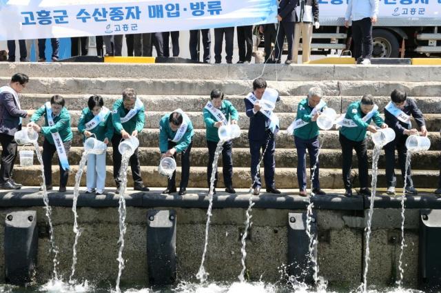 공영민 고흥군수를 비롯해 고흥군의회 의원 고흥군수협 조합장 기관·단체장협의회 회원 어업인 등 80여 명이 참석해 감성돔을 방류 하고 있다 사진고흥군