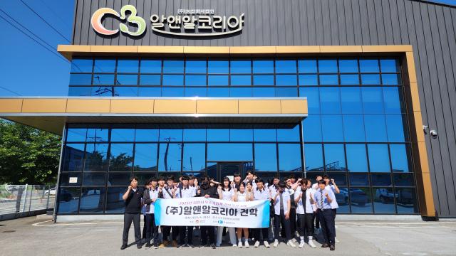 김천생명과학고등학교 재학생들이 ㈜알앤알코리아를 견학하고 기념촬영 하고 있다 사진김천시