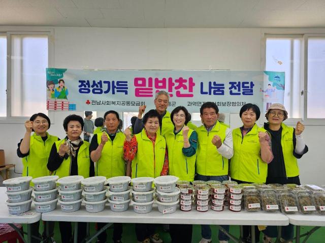 과역면 지역사회보장협의체 위원들이 정성껏 만든 열무김치와 밑반찬이 독거노인과 취약계층 32가구에 전달했다 사진고흥군