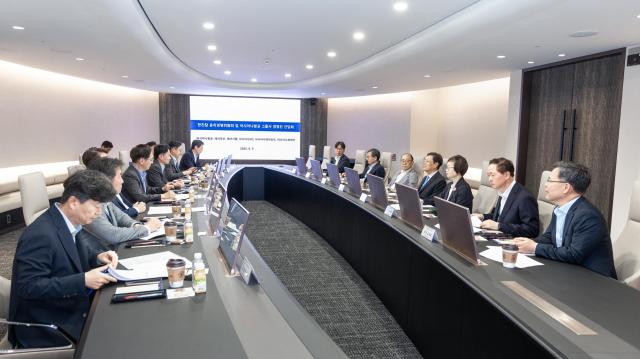 한진그룹은 5일 한진칼 대한항공 등 그룹 핵심 경영진을 포함한 한진칼 윤리경영위원회와 아시아나항공 주요계열사 경영진이 참석한 가운데 각 그룹사의 윤리·준법경영 활동을 공유하고 통합·발전 방안을 모색하는 간담회를 진행했다