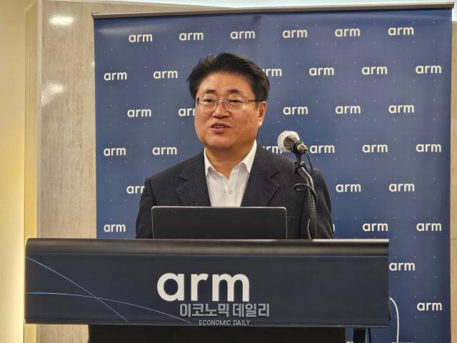 황선욱 Arm 코리아 사장이 5일 서울 중구 프레지던트 호텔에서 진행된 기자간담회에서 오토모티브 전용 제나 CSS를 소개하고 있다사진선재관 기자