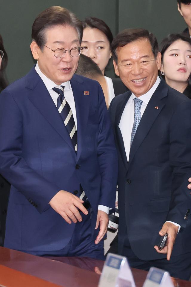 이재명 대통령이 지난 4월 21일 서울 여의도 금융투자협회에서 열린 자본시장 활성화를 위한 정책간담회에 서유석 금융투자협회장오른쪽과 참석하고 있다 사진연합뉴스