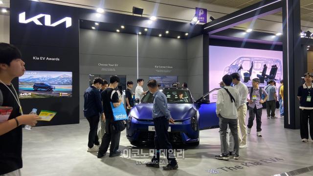 5일 서울 강남구 코엑스에서 열린 EV 트렌드 코리아 2025에서 기아가 부스를 통해 EV4를 고객에게 선보이고 있다사진김지영 기자