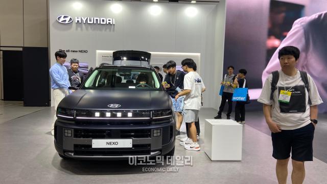5일 서울 강남구 코엑스에서 열린 EV 트렌드 코리아 2025에서 현대차가 부스를 통해 디 올 뉴 넥쏘를 고객에게 선보이고 있다사진김지영 기자