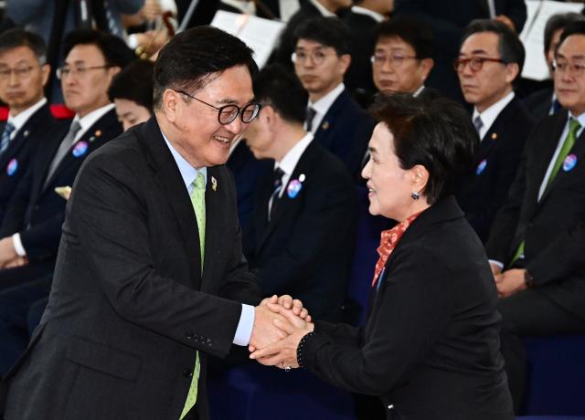 우원식 국회의장과 강금실 더불어민주당 총괄선대위원장이 4일 서울 여의도 국회에서 열린 제21대 대통령 취임선서식에서 악수하고 있다 202564 사진연합뉴스