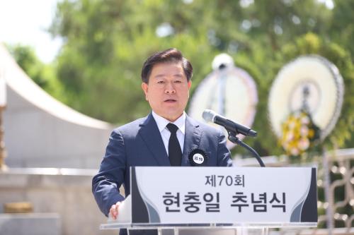 박승원 광명시장이 현충일 행사에서 추념사를 하고 있다사진광명시