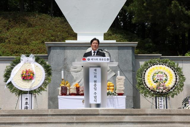 문영준 동해시장 권한대행이 추념사를 하고 있다 사진동해시