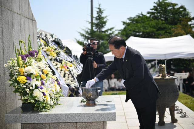 이병선 속초시장이 분향을 하고 있다 사진속초시