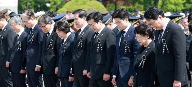 6일 서울 동작구 국립서울현충원에서 열린 70회 현충일 추념식에서 5부 요인과 장관 여야 정치인들이 애국가를 부르고 있다사진연합뉴스