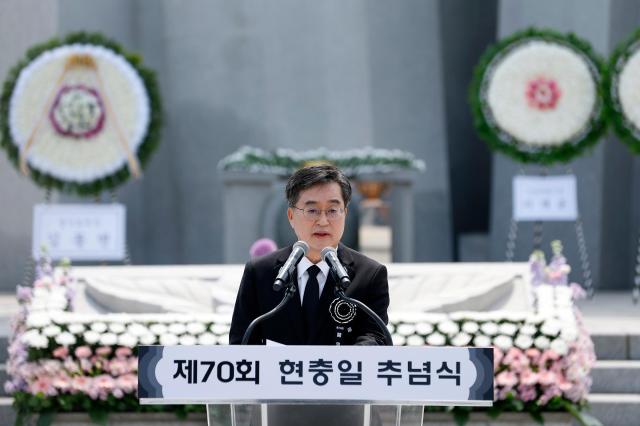 6일 오전 수원 현충탑에서 열린 제70회 현충일 추념식에서 김동연 경기도지사가 추도사를 하고 있다 사진경기도