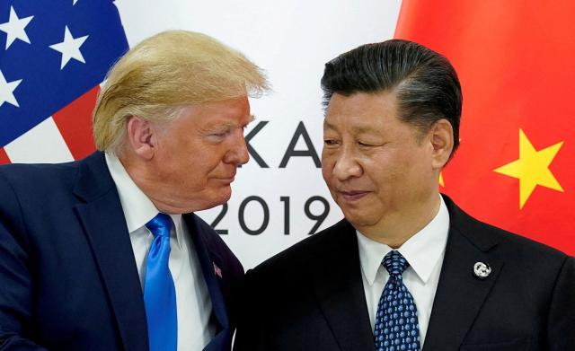 도널드 트럼프 미국 대통령왼쪽과 시진핑 중국 국가주석이 2019년 6월 일본 오사카에서 열린 G20 정상회의에서 만난 모습 사진로이터 연합뉴스