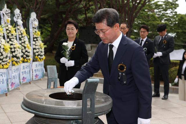 정인화 광양시장과 권향엽 국회의원 최대원 광양시의회 의장을 비롯해 국가유공자와 유족 도·시의원 보훈단체장 기관·단체 관계자 공무원 등 600여 명이 참석해 나라를 위해 목숨을 바친 이들을 추모했다 사진광양시