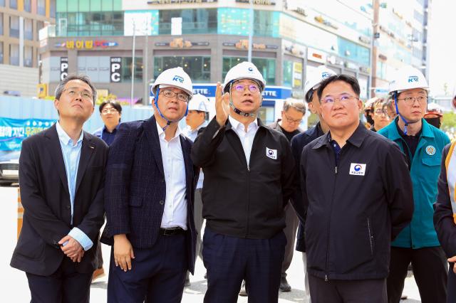 박상우 국토교통부 장관이 6일 인덕원동탄 복선전철 제10공구 항타기 전도사고 현장에서 사고 수습 상황을 점검하고 있다 사진국토교통부