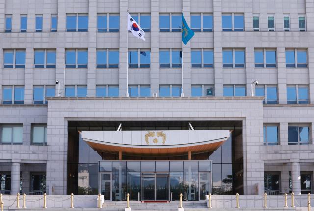 21대 이재명 대통령 임기가 시작된 4일 서울 용산 대통령실 청사에 봉황기가 게양돼 있다사진연합뉴스