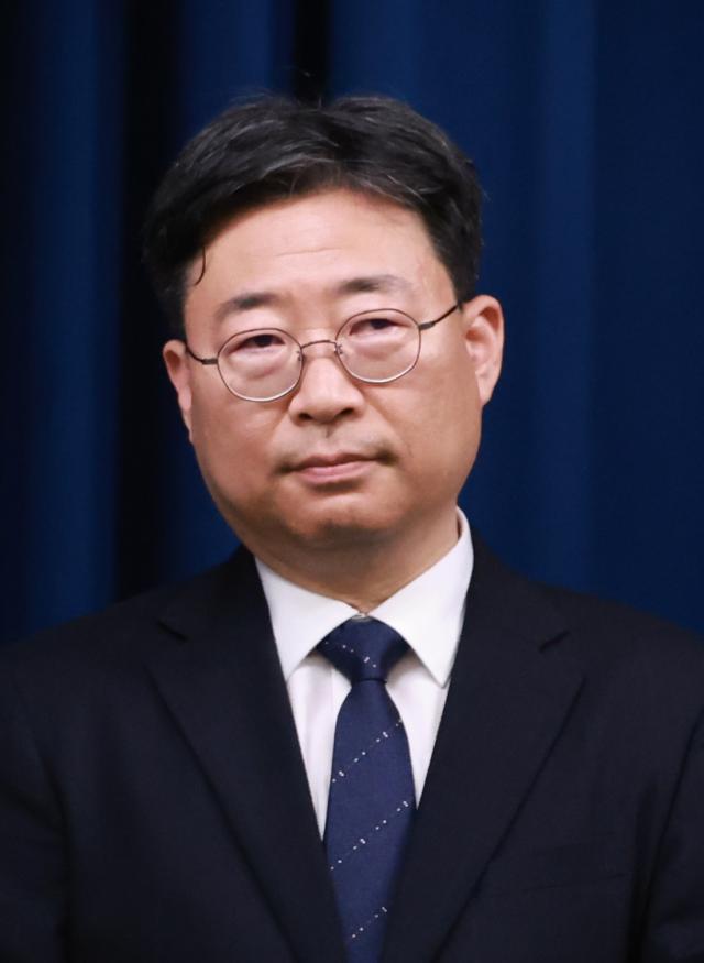 이재명 대통령은 6일 강훈식 대통령 비서실장의 대통령실 1차 인선 브리핑을 통해 대통령실 경제성장수석에 하준경 한양대 교수를 임명했다고 밝혔다 사진은 이날 인선 발표에 참석한 하 수석사진연합뉴스