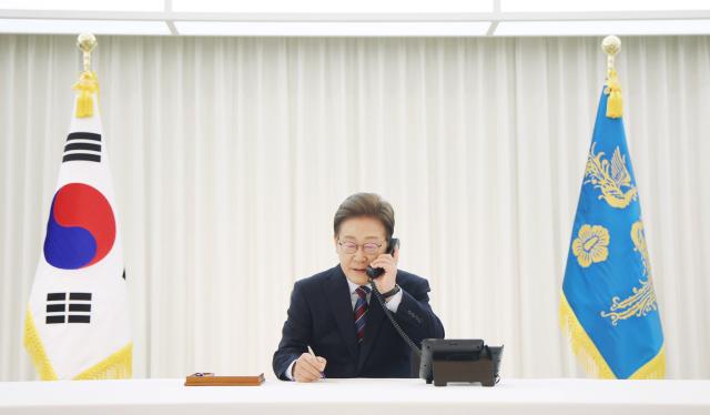 이재명 대통령이 6일 서울 한남동 관저에서 도널드 트럼프 미국 대통령과 전화 통화를 하기 위해 수화기를 들고 있다 사진 ㈜연합뉴스
